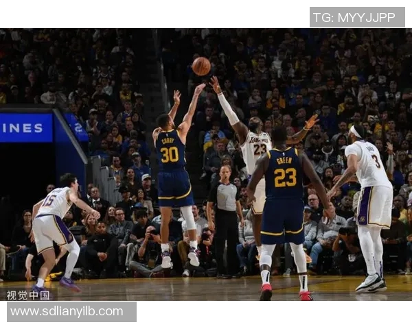 勇士精神与团队协作：探索篮球赛场上的无畏战斗与荣耀之路